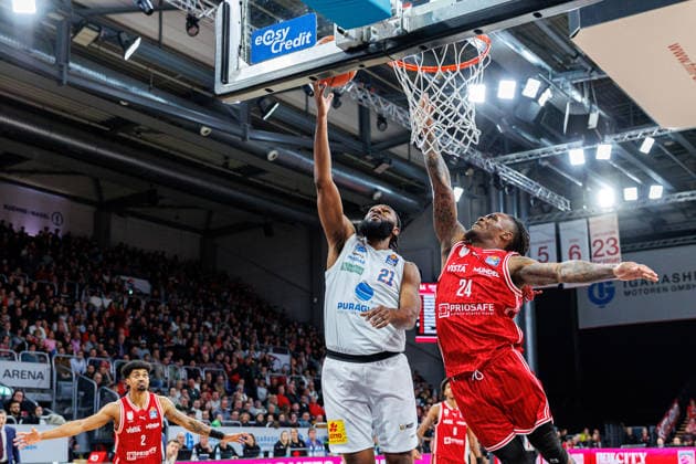 RJ Gunn (SYNTAINICS MBC, 21), Cobe Williams (BMA365 Bamberg Baskets, 24), BMA365 Bamberg Baskets vs. SYNTAINICS MBC, Basketball, easyCredit BBL, 13. Spieltag, 30.12.2025 BMA365 Bamberg Baskets vs. SYNTAINICS MBC, Basketball, easyCredit BBL, 13. Spieltag, 30.12.2025 Bamberg Copyright: xEibner-Pressefoto G.xSantemizx EP_EER
