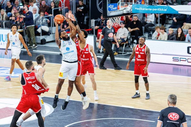 RJ Gunn (SYNTAINICS MBC, 21), Ibi Watson (BMA365 Bamberg Baskets, 02), BMA365 Bamberg Baskets vs. SYNTAINICS MBC, Basketball, easyCredit BBL, 13. Spieltag, 30.12.2025 BMA365 Bamberg Baskets vs. SYNTAINICS MBC, Basketball, easyCredit BBL, 13. Spieltag, 30.12.2025 Bamberg Copyright: xEibner-Pressefoto G.xSantemizx EP_EER