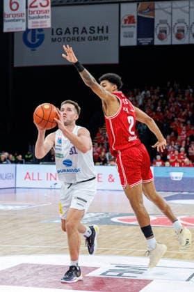 Spencer Reaves (SYNTAINICS MBC, 31), Ibi Watson (BMA365 Bamberg Baskets, 02), BMA365 Bamberg Baskets vs. SYNTAINICS MBC, Basketball, easyCredit BBL, 13. Spieltag, 30.12.2025 BMA365 Bamberg Baskets vs. SYNTAINICS MBC, Basketball, easyCredit BBL, 13. Spieltag, 30.12.2025 Bamberg Copyright: xEibner-Pressefoto G.xSantemizx EP_EER
