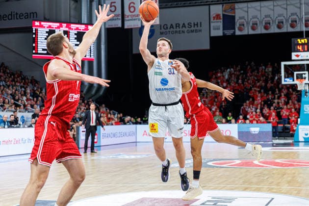 Spencer Reaves (SYNTAINICS MBC, 31), Moritz Krimmer (BMA365 Bamberg Baskets, 27), BMA365 Bamberg Baskets vs. SYNTAINICS MBC, Basketball, easyCredit BBL, 13. Spieltag, 30.12.2025 BMA365 Bamberg Baskets vs. SYNTAINICS MBC, Basketball, easyCredit BBL, 13. Spieltag, 30.12.2025 Bamberg Copyright: xEibner-Pressefoto G.xSantemizx EP_EER