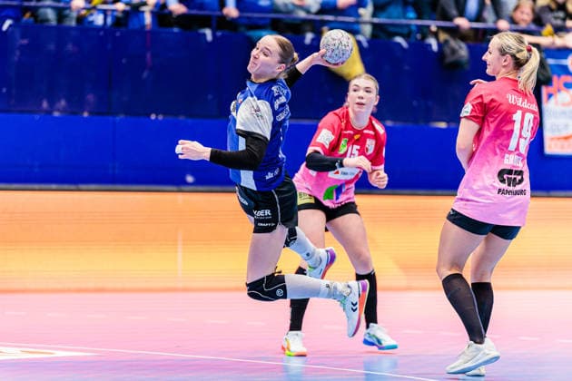 v.l. Nieke Kuehne (HSG Blomberg-Lippe, 09), Fabienne Buech (SV Union Halle-Neustadt, 15), Lea Gruber (SV Union Halle-Neustadt, 19) GER, HSG Blomberg-Lippe vs. SV Union Halle-Neustadt, Handball, 1. Bundesliga Frauen, 10. Spieltag, Spielzeit 2025 2026, 30.12.2025 GER, HSG Blomberg-Lippe vs. SV Union Halle-Neustadt, Handball, 1. Bundesliga Frauen, 10. Spieltag, Spielzeit 2025 2026, 30.12.2025 Lemgo Copyright: xEibner-Pressefoto JanxRollingerx EP_JSK