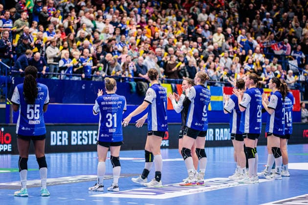 Die Mannschaft von HSG Blomberg-Lippe jubelt freut sich nach 34:23 Sieg GER, HSG Blomberg-Lippe vs. SV Union Halle-Neustadt, Handball, 1. Bundesliga Frauen, 10. Spieltag, Spielzeit 2025 2026, 30.12.2025 GER, HSG Blomberg-Lippe vs. SV Union Halle-Neustadt, Handball, 1. Bundesliga Frauen, 10. Spieltag, Spielzeit 2025 2026, 30.12.2025 Lemgo Copyright: xEibner-Pressefoto JanxRollingerx EP_JSK