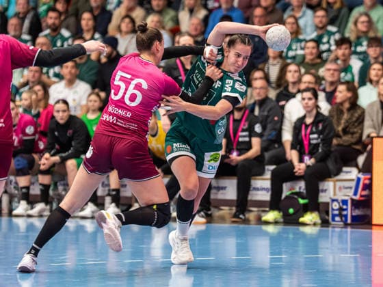Stephanie Elies (Frisch Auf Frauen, 63) im Zweikampf mit Carolin Huebner (TuS Metzingen, 56), Frisch Auf Goeppingen vs. TuS Metzingen, Handball, 1. Bundesliga, Spielzeit 2025 2026, 30.12.2025 Frisch Auf Goeppingen vs. TuS Metzingen, Handball, 1. Bundesliga, Spielzeit 2025 2026, 30.12.2025 Goeppingen Copyright: xMichaelxSchmidt Eibner-Pressefotx EP_MST