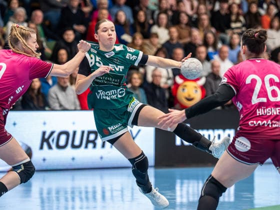 Lara Daeuble (Frisch Auf Frauen, 95) im Zweikampf mit Naina Klein (TuS Metzingen, 09), Frisch Auf Goeppingen vs. TuS Metzingen, Handball, 1. Bundesliga, Spielzeit 2025 2026, 30.12.2025 Frisch Auf Goeppingen vs. TuS Metzingen, Handball, 1. Bundesliga, Spielzeit 2025 2026, 30.12.2025 Goeppingen Copyright: xMichaelxSchmidt Eibner-Pressefotx EP_MST