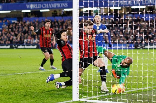 David Brooks of Bournemouth scoring a goal (0-1) Chelsea v AFC Bournemouth, Premier League, Football, Stamford Bridge, London, UK - 30 Dec 2025London Stamford Bridge United Kingdom EDITORIAL USE ONLY No use with unauthorised audio, video, data, fixture lists, club league logos or live services. Online in-match use limited to 120 images, no video emulation. No use in betting, games or single club league player publications. Copyright: xSimonxDael Shutterstockx 16216216w