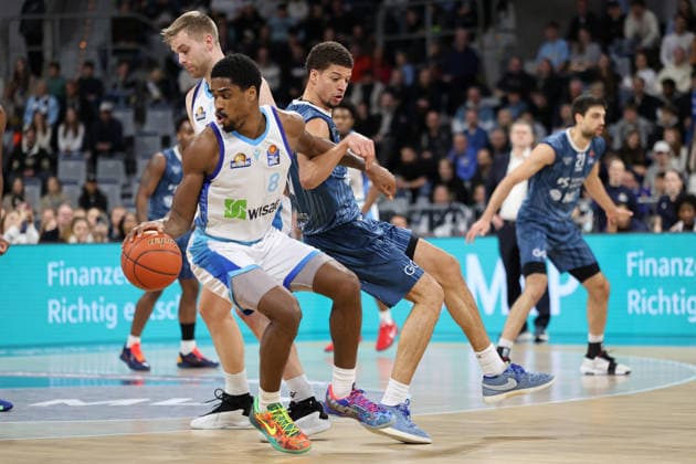 v. li. im Zweikampf, William Christmas (Skyliners Frankfurt, 8), Samuell Williamson (MLP Academics Heidelberg, 10) GER, MLP Academics Heidelberg vs. Skyliners Frankfurt, Basketball, easycredit Basketball Bundesliga, 13.Spieltag, Saison, 2025 2026, 30.12.2025 GER, MLP Academics Heidelberg vs. Skyliners Frankfurt, Basketball, easycredit Basketball Bundesliga, 13.Spieltag, Saison, 2025 2026, 30.12.2025 Mannheim Copyright: xEibner-Pressefoto JoergxHirschx EP_JHH