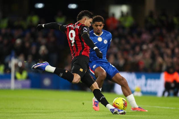 Evanilson of AFC Bournemouth takes a shot on goal Chelsea v AFC Bournemouth, Football, Premier League, Stamford Bridge, London, UK, 30 12 25 EDITORIAL USE ONLY No use with unauthorised audio, video, data, fixture lists (outside the EU), club league logos or live services. Online in-match use limited to 45 images (+15 in extra time). No use to emulate moving images. No use in betting, games or Copyright: xAnthonyxHanc Shutterstockx 16218122l