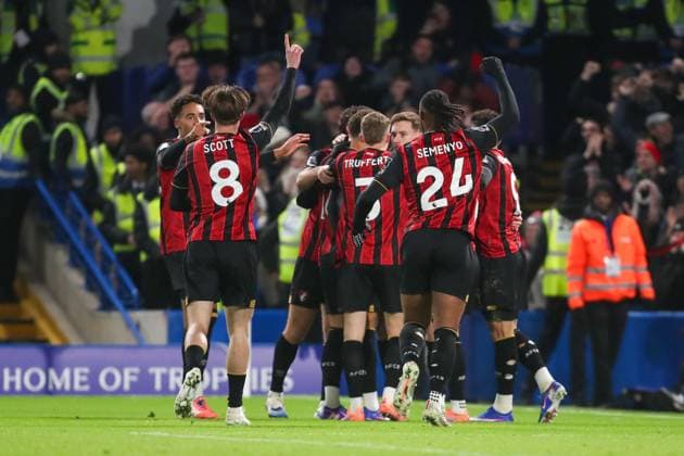 David Brooks of AFC Bournemouth celebrates scoring his team s first goal of the match with his teammates Chelsea v AFC Bournemouth, Football, Premier League, Stamford Bridge, London, UK, 30 12 25 EDITORIAL USE ONLY No use with unauthorised audio, video, data, fixture lists (outside the EU), club league logos or live services. Online in-match use limited to 45 images (+15 in extra time). No use to emulate moving images. No use in betting, games or Copyright: xAnthonyxHanc Shutterstockx 16218122n