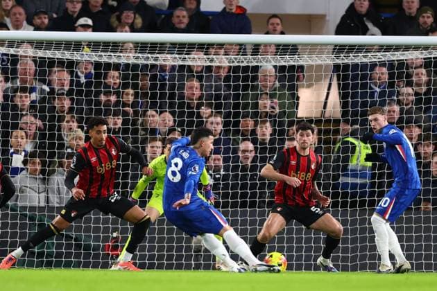 Enzo Fernandez of Chelsea scoring a goal (2-1) Chelsea v AFC Bournemouth, Premier League, Football, Stamford Bridge, London, UK - 30 Dec 2025London Stamford Bridge United Kingdom EDITORIAL USE ONLY No use with unauthorised audio, video, data, fixture lists, club league logos or live services. Online in-match use limited to 120 images, no video emulation. No use in betting, games or single club league player publications. Copyright: xSimonxDael Shutterstockx 16216216af