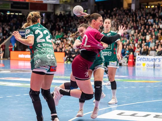 Gabriela Bitolo (TuS Metzingen, 22) setzt sich gegen Lea Watzl (Frisch Auf Frauen, 07) durch, Frisch Auf Goeppingen vs. TuS Metzingen, Handball, 1. Bundesliga, Spielzeit 2025 2026, 30.12.2025 Frisch Auf Goeppingen vs. TuS Metzingen, Handball, 1. Bundesliga, Spielzeit 2025 2026, 30.12.2025 Goeppingen Copyright: xMichaelxSchmidt Eibner-Pressefotx EP_MST