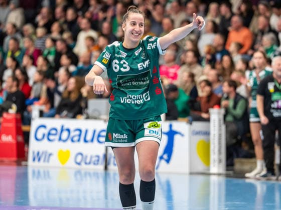Stephanie Elies (Frisch Auf Frauen, 63) zeigt ihrer Torhueterin den Daumen hoch, Frisch Auf Goeppingen vs. TuS Metzingen, Handball, 1. Bundesliga, Spielzeit 2025 2026, 30.12.2025 Frisch Auf Goeppingen vs. TuS Metzingen, Handball, 1. Bundesliga, Spielzeit 2025 2026, 30.12.2025 Goeppingen Copyright: xMichaelxSchmidt Eibner-Pressefotx EP_MST