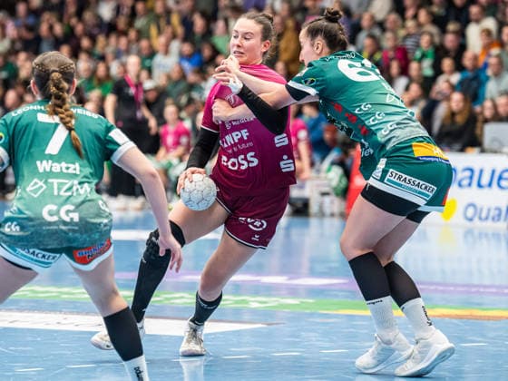 Carolin Huebner (TuS Metzingen, 56) im Zweikampf Stephanie Elies (Frisch Auf Frauen, 63), Frisch Auf Goeppingen vs. TuS Metzingen, Handball, 1. Bundesliga, Spielzeit 2025 2026, 30.12.2025 Frisch Auf Goeppingen vs. TuS Metzingen, Handball, 1. Bundesliga, Spielzeit 2025 2026, 30.12.2025 Goeppingen Copyright: xMichaelxSchmidt Eibner-Pressefotx EP_MST