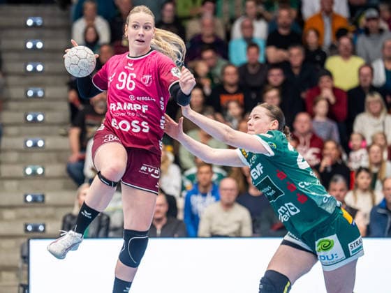Charlotte Cholevova (TuS Metzingen, 96) im Zweikampf mit Luisa Scherer (Frisch Auf Frauen, 24), Frisch Auf Goeppingen vs. TuS Metzingen, Handball, 1. Bundesliga, Spielzeit 2025 2026, 30.12.2025 Frisch Auf Goeppingen vs. TuS Metzingen, Handball, 1. Bundesliga, Spielzeit 2025 2026, 30.12.2025 Goeppingen Copyright: xMichaelxSchmidt Eibner-Pressefotx EP_MST