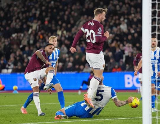 Callum Wilson of West Ham takes a shot on goal, but it hits the arm of Lewis Dunk of Brighton giving a penalty to West Ham West Ham United v Brighton and Hove Albion, Premier League, Football, London Stadium, London, UK - 30 Dec 2025London London Stadium United Kingdom EDITORIAL USE ONLY No use with unauthorised audio, video, data, fixture lists, club league logos or live services. Online in-match use limited to 120 images, no video emulation. No use in betting, games or single club league player publications. Copyright: xJedxLeicester Shutterstockx 16216220aj