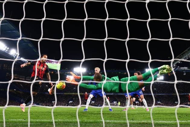 Justin Kluivert of Bournemouth scoring a goal (2-2) Chelsea v AFC Bournemouth, Premier League, Football, Stamford Bridge, London, UK - 30 Dec 2025London Stamford Bridge United Kingdom EDITORIAL USE ONLY No use with unauthorised audio, video, data, fixture lists, club league logos or live services. Online in-match use limited to 120 images, no video emulation. No use in betting, games or single club league player publications. Copyright: xSimonxDael Shutterstockx 16216216aj