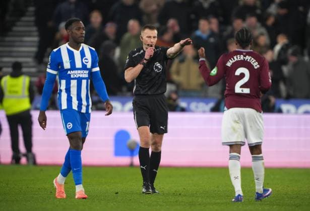 Referee Michael Salisbury West Ham United v Brighton and Hove Albion, Premier League, Football, London Stadium, London, UK - 30 Dec 2025London London Stadium United Kingdom EDITORIAL USE ONLY No use with unauthorised audio, video, data, fixture lists, club league logos or live services. Online in-match use limited to 120 images, no video emulation. No use in betting, games or single club league player publications. Copyright: xJedxLeicester Shutterstockx 16216220af