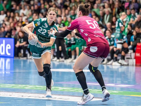 Sina Ehmann (Frisch Auf Frauen, 22) im Zweikampf mit Carolin Huebner (TuS Metzingen, 56), Frisch Auf Goeppingen vs. TuS Metzingen, Handball, 1. Bundesliga, Spielzeit 2025 2026, 30.12.2025 Frisch Auf Goeppingen vs. TuS Metzingen, Handball, 1. Bundesliga, Spielzeit 2025 2026, 30.12.2025 Goeppingen Copyright: xMichaelxSchmidt Eibner-Pressefotx EP_MST