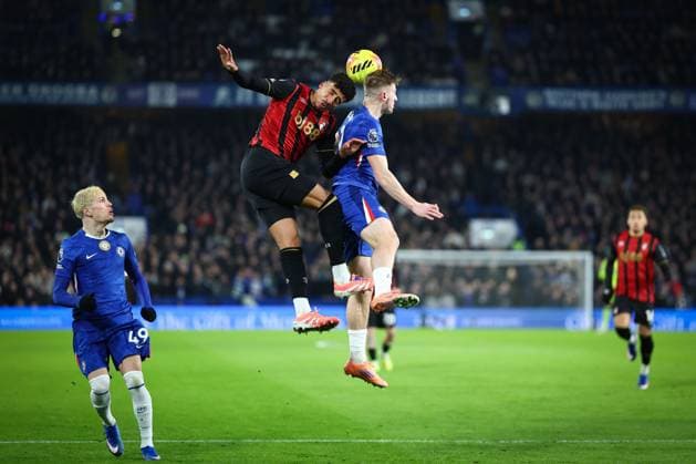 James Hill of Bournemouth and Liam Delap of Chelsea battle for the ball Chelsea v AFC Bournemouth, Premier League, Football, Stamford Bridge, London, UK - 30 Dec 2025London Stamford Bridge United Kingdom EDITORIAL USE ONLY No use with unauthorised audio, video, data, fixture lists, club league logos or live services. Online in-match use limited to 120 images, no video emulation. No use in betting, games or single club league player publications. Copyright: xSimonxDael Shutterstockx 16216216aq