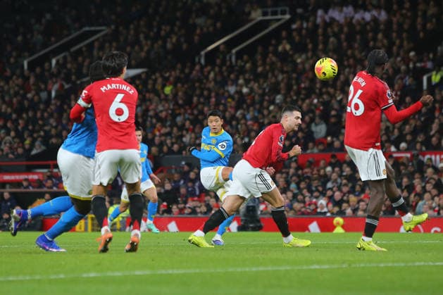 Hee Chan Hwang of Wolves shoots Manchester United, ManU v Wolverhampton Wanderers, Premier League, Football, Old Trafford, Manchester, UK - 30 Dec 2025Manchester Old Trafford United Kingdom EDITORIAL USE ONLY No use with unauthorised audio, video, data, fixture lists, club league logos or live services. Online in-match use limited to 120 images, no video emulation. No use in betting, games or single club league player publications. Copyright: xPhilxOldham Shutterstockx 16216223t