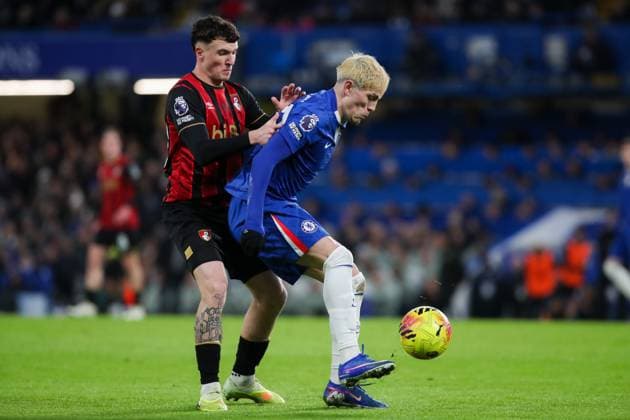 Alejandro Garnacho of Chelsea is challenged by Ãlex Jimà nez of AFC Bournemouth Chelsea v AFC Bournemouth, Football, Premier League, Stamford Bridge, London, UK, 30 12 25 EDITORIAL USE ONLY No use with unauthorised audio, video, data, fixture lists (outside the EU), club league logos or live services. Online in-match use limited to 45 images (+15 in extra time). No use to emulate moving images. No use in betting, games or Copyright: xAnthonyxHanc Shutterstockx 16218122x