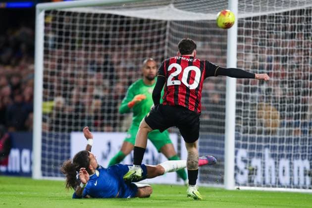 Ãlex Jimà nez of AFC Bournemouth takes a shot on goal Chelsea v AFC Bournemouth, Football, Premier League, Stamford Bridge, London, UK, 30 12 25 EDITORIAL USE ONLY No use with unauthorised audio, video, data, fixture lists (outside the EU), club league logos or live services. Online in-match use limited to 45 images (+15 in extra time). No use to emulate moving images. No use in betting, games or Copyright: xAnthonyxHanc Shutterstockx 16218122y