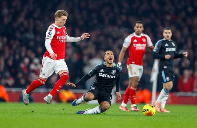 Youri Tielemans of Aston Villa is fouled by Martin Odegaard of Arsenal Arsenal v Aston Villa, Football, Premier League, Emirates Stadium, London, UK - 30 12 2025 EDITORIAL USE ONLY No use with unauthorised audio, video, data, fixture lists (outside the EU), club league logos or live services. Online in-match use limited to 45 images (+15 in extra time). No use to emulate moving images. No use in betting, games or Copyright: xMattxImpey Shutterstockx 16218191i