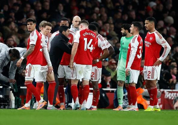 Mikel Arteta the Arsenal manager gathers his players around him to discuss tactics during a break in the 1st half Arsenal v Aston Villa, Football, Premier League, Emirates Stadium, London, UK - 30 12 2025 EDITORIAL USE ONLY No use with unauthorised audio, video, data, fixture lists (outside the EU), club league logos or live services. Online in-match use limited to 45 images (+15 in extra time). No use to emulate moving images. No use in betting, games or Copyright: xMattxImpey Shutterstockx 16218191l