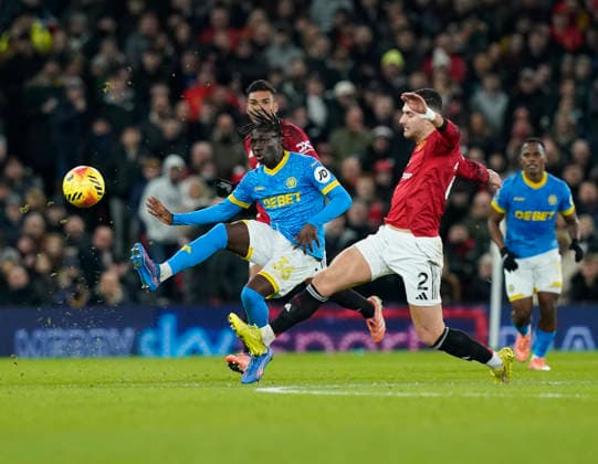 Manchester, England, 30th December 2025. Diogo Dalot of Manchester United, ManU (r) attempts to block Mateus Mane of Wolverhampton Wanderers (l) during the Manchester United vs Wolverhampton Wanderers Premier League match at Old Trafford, Manchester. Picture credit should read: Andrew Yates Sportimage EDITORIAL USE ONLY. No use with unauthorised audio, video, data, fixture lists, club league logos or live services. Online in-match use limited to 120 images, no video emulation. No use in betting, games or single club league player publications. SPI_057_AY_Man_Utd_Wolves SPI-4404-0058