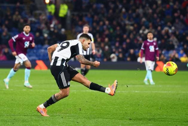 Bruno Guimaraes of Newcastle United scores to make it 1-3 and celebrates Burnley v Newcastle United, Premier League, Football, Turf Moor, Burnley, UK - 30 Dec 2025Burnley Turf Moor United Kingdom EDITORIAL USE ONLY No use with unauthorised audio, video, data, fixture lists, club league logos or live services. Online in-match use limited to 120 images, no video emulation. No use in betting, games or single club league player publications. Copyright: xPaulxCurrie Shutterstockx 16216212cg