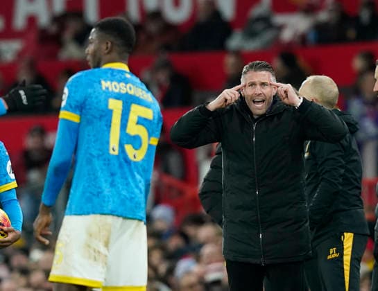 Manchester, England, 30th December 2025. Rob Edwards manager of Wolverhampton Wanderers (r) signals to Yerson Mosquera of Wolverhampton Wanderers to keep his composure during the Manchester United, ManU vs Wolverhampton Wanderers Premier League match at Old Trafford, Manchester. Picture credit should read: Andrew Yates Sportimage EDITORIAL USE ONLY. No use with unauthorised audio, video, data, fixture lists, club league logos or live services. Online in-match use limited to 120 images, no video emulation. No use in betting, games or single club league player publications. SPI_074_AY_Man_Utd_Wolves SPI-4404-0075