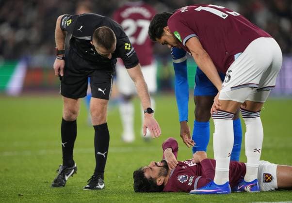 Referee Michael Salisbury checks on the health of Lucas Paqueta of West Ham West Ham United v Brighton and Hove Albion, Premier League, Football, London Stadium, London, UK - 30 Dec 2025London London Stadium United Kingdom EDITORIAL USE ONLY No use with unauthorised audio, video, data, fixture lists, club league logos or live services. Online in-match use limited to 120 images, no video emulation. No use in betting, games or single club league player publications. Copyright: xJedxLeicester Shutterstockx 16216220bs