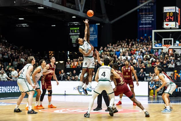 GER, easy-Credit Basketball-Bundesliga, Niners Chemnitz - VET-CONCEPT Gladiators Trier. 30.12.2025, Messe, Chemnitz, GER, easy-Credit Basketball-Bundesliga, Niners Chemnitz - VET-CONCEPT Gladiators Trier. Tipp off, Urald King (VET-CONCEPT Gladiators Trier 20), Kevin Yebo (Niners Chemnitz, 0) Foto Alexander Trienitz Chemnitz Messe Sachsen Deutschland