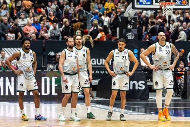 GER, easy-Credit Basketball-Bundesliga, Niners Chemnitz - VET-CONCEPT Gladiators Trier. 30.12.2025, Messe, Chemnitz, GER, easy-Credit Basketball-Bundesliga, Niners Chemnitz - VET-CONCEPT Gladiators Trier. t1 , JJ Mann (VET-CONCEPT Gladiators Trier 24), Marco Hollersbacher (VET-CONCEPT Gladiators Trier 9), Evans Rapieque (VET-CONCEPT Gladiators Trier 21), Maik Zirbes (VET-CONCEPT Gladiators Trier 33) warten auf deine Schiedsrichterentscheidung Foto Alexander Trienitz Chemnitz Messe Sachsen Deutschland