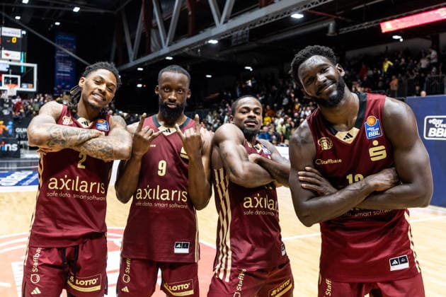 GER, easy-Credit Basketball-Bundesliga, Niners Chemnitz - VET-CONCEPT Gladiators Trier. 30.12.2025, Messe, Chemnitz, GER, easy-Credit Basketball-Bundesliga, Niners Chemnitz - VET-CONCEPT Gladiators Trier. Nike Sibande (Niners Chemnitz, 2), John Edward Newman III (Niners Chemnitz, 9), Ty Brewer (Niners Chemnitz, 15) und Amadou Sow (Niners Chemnitz, 12) jubeln Foto Alexander Trienitz Chemnitz Messe Sachsen Deutschland