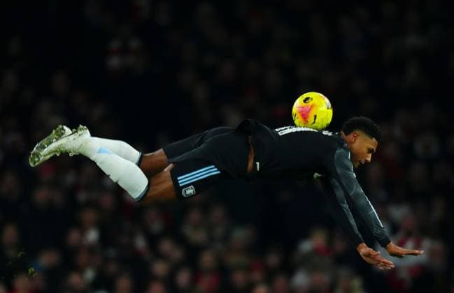 The ball hits the back of Ollie Watkins of Aston Villa as he flies through the air Arsenal v Aston Villa, Premier League, Football, Emirates Stadium, London, UK - 30 Dec 2025London Emirates Stadium United Kingdom EDITORIAL USE ONLY No use with unauthorised audio, video, data, fixture lists, club league logos or live services. Online in-match use limited to 120 images, no video emulation. No use in betting, games or single club league player publications. Copyright: xJavierxGarcia Shutterstockx 16216222cf