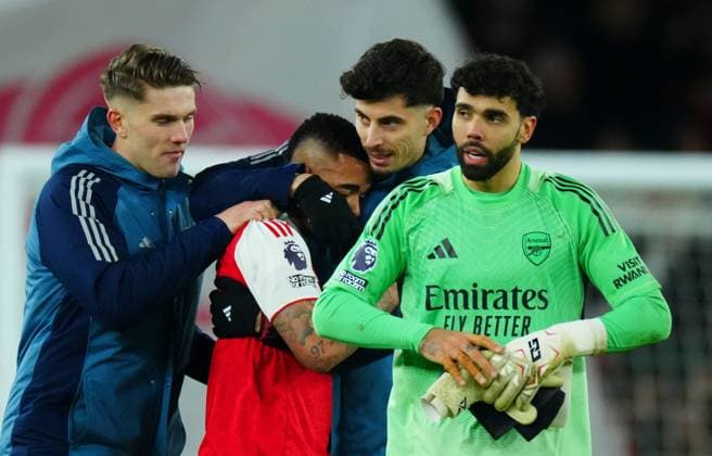 Kai Havertz and Viktor Gyokeres congratulate Gabriel Jesus of Arsenal at full time after his first goal in a year Arsenal v Aston Villa, Premier League, Football, Emirates Stadium, London, UK - 30 Dec 2025London Emirates Stadium United Kingdom EDITORIAL USE ONLY No use with unauthorised audio, video, data, fixture lists, club league logos or live services. Online in-match use limited to 120 images, no video emulation. No use in betting, games or single club league player publications. Copyright: xJavierxGarcia Shutterstockx 16216222hd