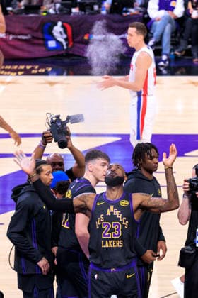 December 30, 2025, Los Angeles, California, USA: LeBron James 23 of the Los Angeles Lakers tosses chalk into the air before a regular-season NBA, Basketball Herren, USA game against the Detroit Pistons on Tuesday, December 30, 2025, at Crypto.com Arena in Los Angeles, California. LeBron James 23 celebrates his 41st birthday today. JAVIER ROJAS PI Los Angeles USA - ZUMAp124 20251230_zaa_p124_113 Copyright: xJavierxRojasx