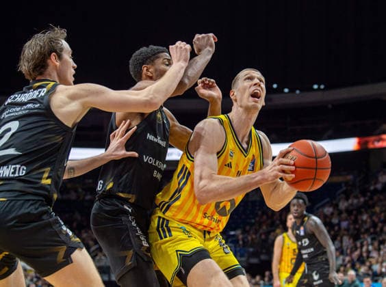 Basketball, Herren, Saison 2025 2026, easyCredit BBL (13. Spieltag, Nachholspiel), Alba Berlin - Löwen Braunschweig, v.l. Benjamin Schröder (Braunschweig), David N Guessan (Braunschweig), Martynas Echodas (Alba), 31.12.2025, Copyright: xSebastianxRäppold MatthiasxKochx