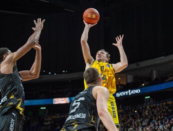 Basketball, Herren, Saison 2025 2026, easyCredit BBL (13. Spieltag, Nachholspiel), Alba Berlin - Löwen Braunschweig, v.l. David N Guessan (Braunschweig), Luka Scuka (Braunschweig), Moses Wood (Alba), 31.12.2025, Copyright: xSebastianxRäppold MatthiasxKochx