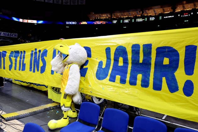 DEU, easyCredit BBL, ALBA vs. Loewen Braunschweig, 31.12.2025, Uber-Arena, Berlin, DEU, easyCredit BBL, ALBA vs. Loewen Braunschweig, im Bild ALBA-Fans, Fanblock, Spruchband, ALBA-Maskotchen