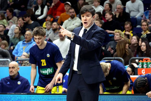 DEU, easyCredit BBL, ALBA vs. Loewen Braunschweig, 31.12.2025, Uber-Arena, Berlin, DEU, easyCredit BBL, ALBA vs. Loewen Braunschweig, im Bild CHEFTRAINER Pedro Calles (ALBA Berlin), ALBA-Spielerbank