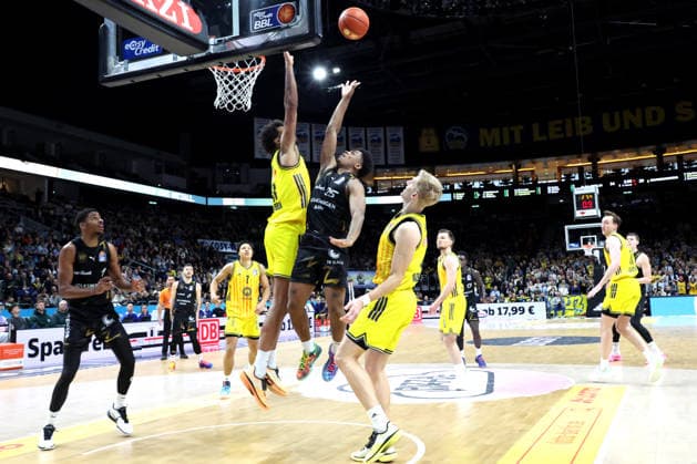 DEU, easyCredit BBL, ALBA vs. Loewen Braunschweig, 31.12.2025, Uber-Arena, Berlin, DEU, easyCredit BBL, ALBA vs. Loewen Braunschweig, im Bild Norris Agbakoko (ALBA Berlin 17), Sam Griesel (ALBA Berlin 5), Grant Sherfield (Braunschweig 25)