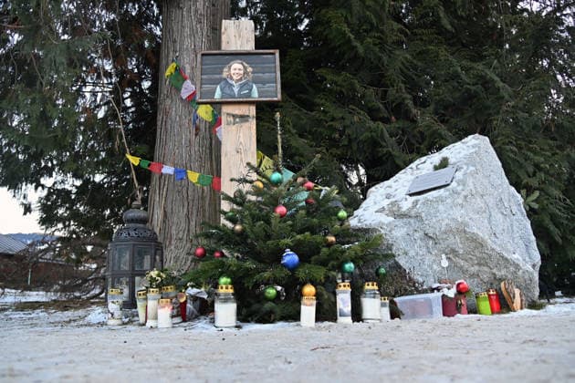 Zu Ehren von Laura Dahlmeier: Gemeinde eroeffnet temporaee Gedenkstaette im Partenkirchner Kurpark, damit die Menschen Abschied nehmen koennen. Die Gartenanlage soll spaeter zum Laura-Dahlmeier-Park werden.