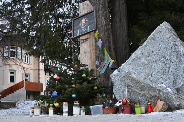 Zu Ehren von Laura Dahlmeier: Gemeinde eroeffnet temporaee Gedenkstaette im Partenkirchner Kurpark, damit die Menschen Abschied nehmen koennen. Die Gartenanlage soll spaeter zum Laura-Dahlmeier-Park werden.