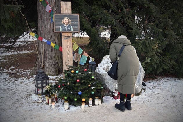 Zu Ehren von Laura Dahlmeier: Gemeinde eroeffnet temporaee Gedenkstaette im Partenkirchner Kurpark, damit die Menschen Abschied nehmen koennen. Die Gartenanlage soll spaeter zum Laura-Dahlmeier-Park werden.
