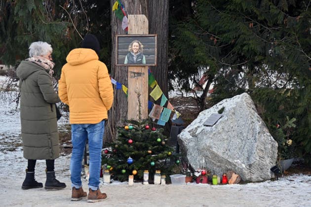 Zu Ehren von Laura Dahlmeier: Gemeinde eroeffnet temporaee Gedenkstaette im Partenkirchner Kurpark, damit die Menschen Abschied nehmen koennen. Die Gartenanlage soll spaeter zum Laura-Dahlmeier-Park werden.
