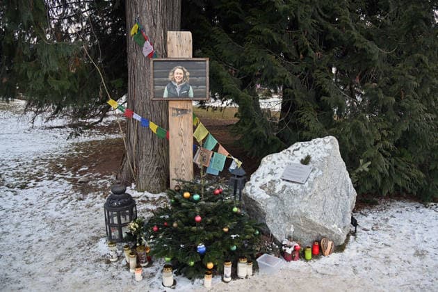 Zu Ehren von Laura Dahlmeier: Gemeinde eroeffnet temporaee Gedenkstaette im Partenkirchner Kurpark, damit die Menschen Abschied nehmen koennen. Die Gartenanlage soll spaeter zum Laura-Dahlmeier-Park werden.