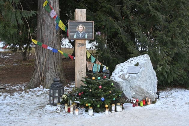 Zu Ehren von Laura Dahlmeier: Gemeinde eroeffnet temporaee Gedenkstaette im Partenkirchner Kurpark, damit die Menschen Abschied nehmen koennen. Die Gartenanlage soll spaeter zum Laura-Dahlmeier-Park werden.