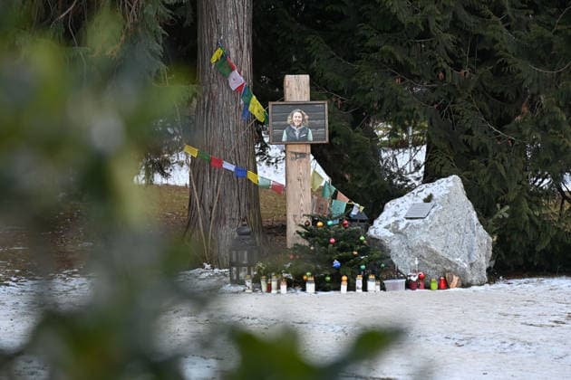 Zu Ehren von Laura Dahlmeier: Gemeinde eroeffnet temporaee Gedenkstaette im Partenkirchner Kurpark, damit die Menschen Abschied nehmen koennen. Die Gartenanlage soll spaeter zum Laura-Dahlmeier-Park werden.