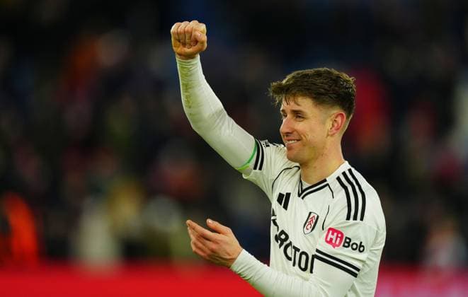 Tom Cairney of Fulham celebrates at full time Crystal Palace v Fulham, Premier League, Football, Selhurst Park, London, UK - 01 Jan 2026London Selhurst Park United Kingdom EDITORIAL USE ONLY No use with unauthorised audio, video, data, fixture lists, club league logos or live services. Online in-match use limited to 120 images, no video emulation. No use in betting, games or single club league player publications. Copyright: xJavierxGarcia Shutterstockx 16216356bm